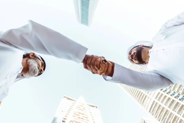 Geschäftsleute Beim Händeschütteln Nach Einem Erfolgreichen Geschäft — Stockfoto