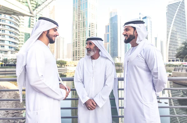 Drie Zakenmannen Wandelen Dubai Die Dragen Kleding Van Traditionele Emiraten — Stockfoto