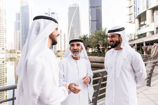 Dubai'de yürüyüş üç iş adam geleneksel kondominiyum Giyim Eşyası