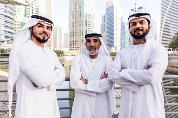 Három Üzleti Férfiak Gyaloglás Ban Dubai Hagyományos Emírségek Ruhában — Stock Fotó