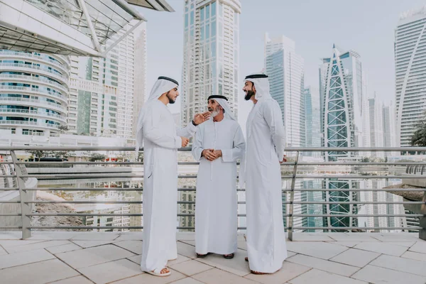 Três Homens Negócios Andando Dubai Vestindo Roupas Tradicionais Emirati — Fotografia de Stock