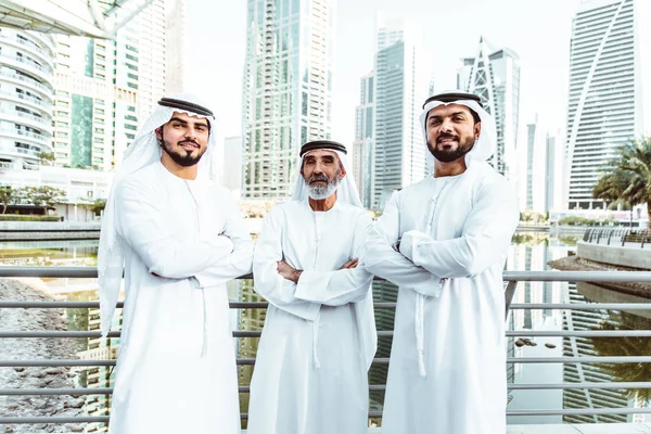 Três Homens Negócios Andando Dubai Vestindo Roupas Tradicionais Emirati — Fotografia de Stock