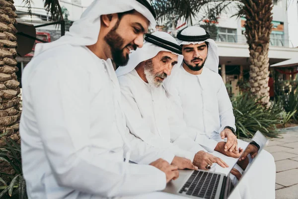 Dubai'de yürüyüş üç iş adam geleneksel kondominiyum Giyim Eşyası