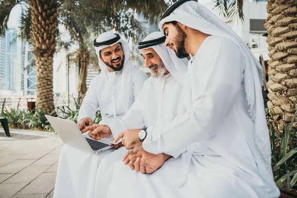 Három Üzleti Férfiak Gyaloglás Ban Dubai Hagyományos Emírségek Ruhában — Stock Fotó