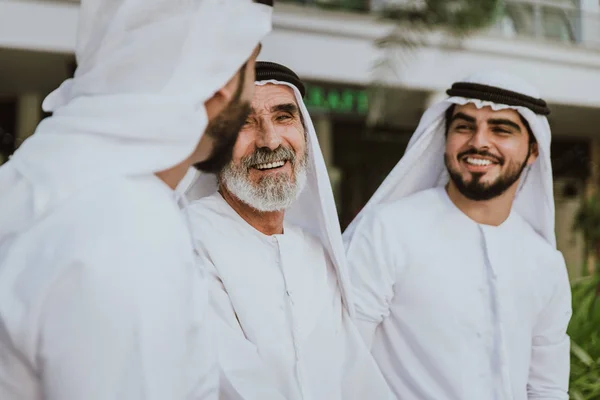 Três Homens Negócios Andando Dubai Vestindo Roupas Tradicionais Emirati — Fotografia de Stock