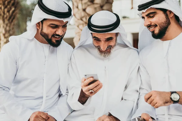 Tre Affärsmän Promenader Dubai Bär Traditionella Emirati Kläder — Stockfoto