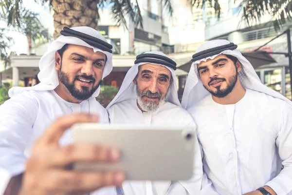 Tre Affärsmän Promenader Dubai Bär Traditionella Emirati Kläder — Stockfoto