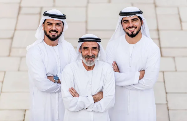 Tre Uomini Affari Che Camminano Dubai Indossando Abiti Tradizionali Emirati — Foto Stock