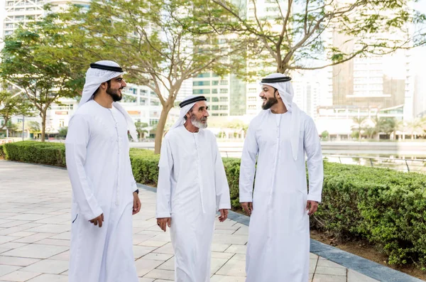 Tres Hombres Negocios Caminando Dubai Vistiendo Ropa Tradicional Emirati —  Fotos de Stock