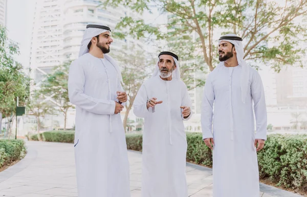 Трое Бизнесменов Идущих Дубае Традиционной Одежде Эмиратов — стоковое фото