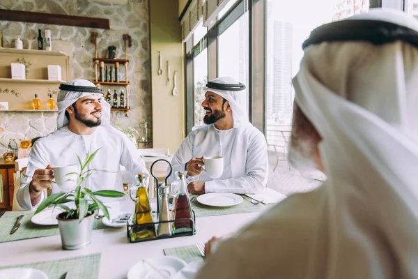 Três Homens Negócios Tomando Chá Dubai Vestindo Roupas Tradicionais Emirati — Fotografia de Stock