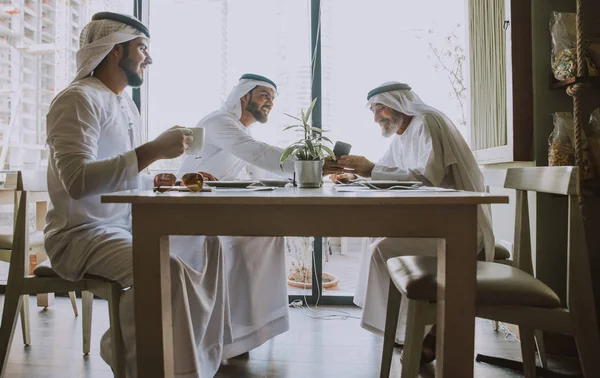 Tres Hombres Negocios Tomando Dubai Vistiendo Ropa Tradicional Emirati —  Fotos de Stock