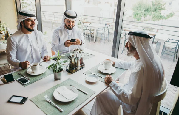 Três Homens Negócios Tomando Chá Dubai Vestindo Roupas Tradicionais Emirati — Fotografia de Stock