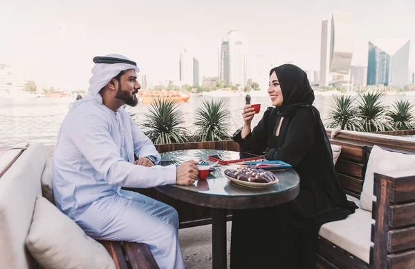 Casal Feliz Passar Tempo Dubai Homem Mulher Vestindo Roupas Tradicionais — Fotografia de Stock