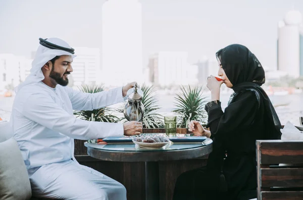 Pareja Feliz Pasando Tiempo Dubai Hombre Mujer Vistiendo Ropa Tradicional —  Fotos de Stock