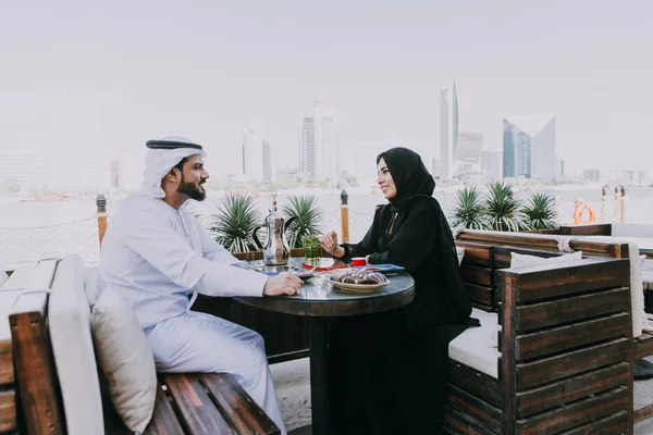 幸福的情侣在迪拜度过 穿着传统服装在咖啡馆里聊天的男人和女人 — 图库照片