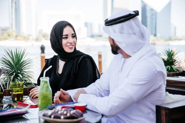 幸福的情侣在迪拜度过 穿着传统服装在咖啡馆里聊天的男人和女人 — 图库照片
