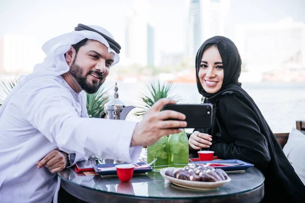 Casal Feliz Passar Tempo Dubai Homem Mulher Vestindo Roupas Tradicionais — Fotografia de Stock