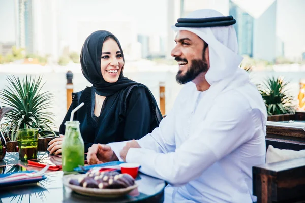 Pareja Feliz Pasando Tiempo Dubai Hombre Mujer Vistiendo Ropa Tradicional —  Fotos de Stock