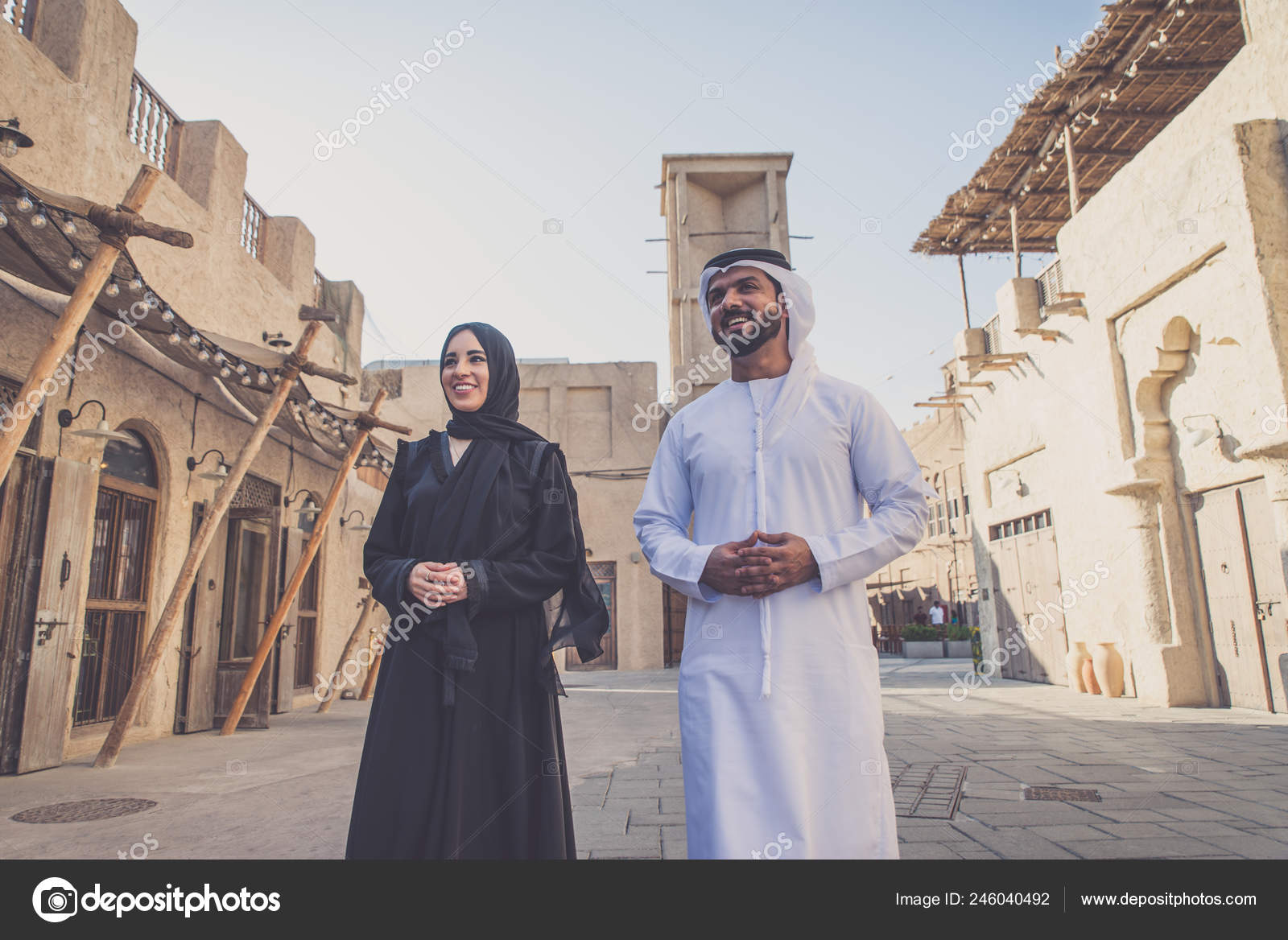 Par Tilbringer Dubai Mand Kvinde Iført Traditionelle — Stock-foto oneinchpunch #246040492
