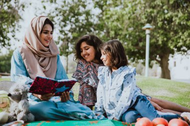 Anne ve kızı Dubai parkta birlikte vakit