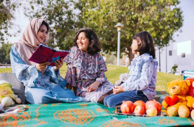 Anne ve kızı Dubai parkta birlikte vakit