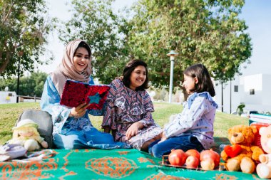 Anne ve kızı Dubai parkta birlikte vakit