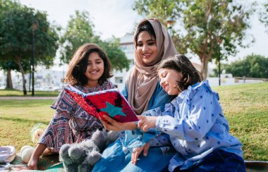 Anne ve kızı Dubai parkta birlikte vakit