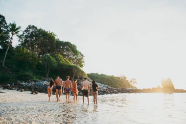 Yalnız bir adada sahilde eğleniyor arkadaş grubu
