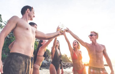 Yalnız bir adada sahilde eğleniyor arkadaş grubu