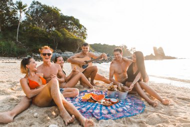 Yalnız bir adada sahilde eğleniyor arkadaş grubu