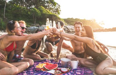 Yalnız bir adada sahilde eğleniyor arkadaş grubu