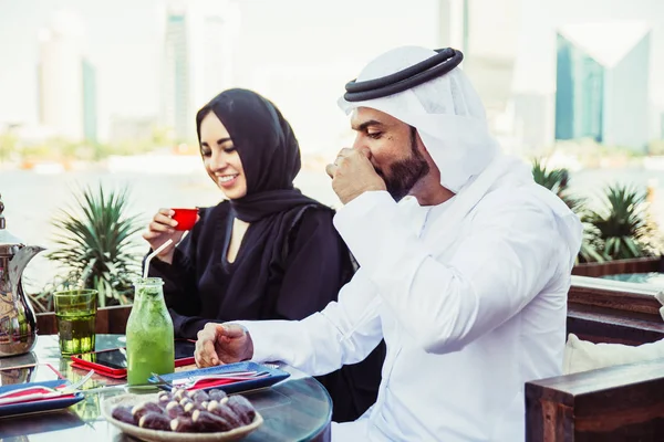 Casal Feliz Passar Tempo Dubai Homem Mulher Vestindo Roupas Tradicionais — Fotografia de Stock