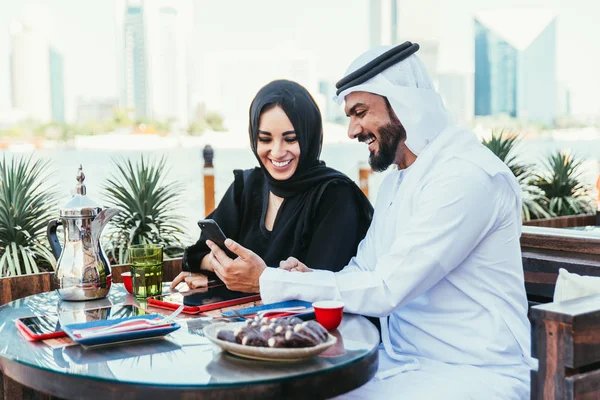 Casal Feliz Passar Tempo Dubai Homem Mulher Vestindo Roupas Tradicionais — Fotografia de Stock