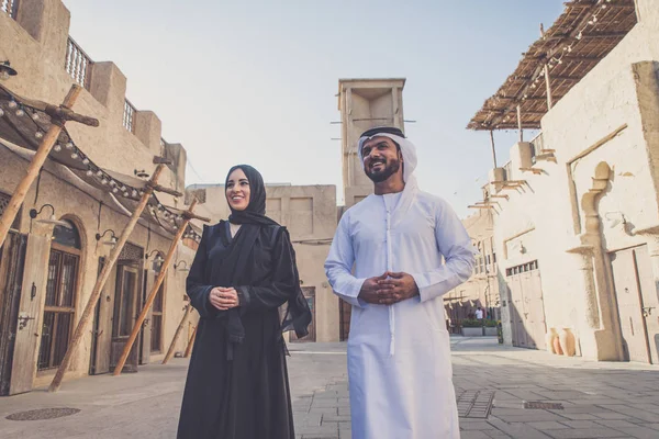 두바이에 시간을 보내는 남자와 여자를 전통적인 도시에서 — 스톡 사진