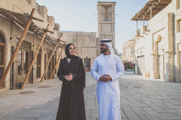 Pareja Feliz Pasando Tiempo Dubai Hombre Mujer Vistiendo Ropa Tradicional — Foto de Stock