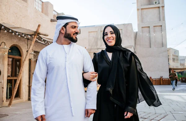 Pareja Feliz Pasando Tiempo Dubai Hombre Mujer Vistiendo Ropa Tradicional — Foto de Stock