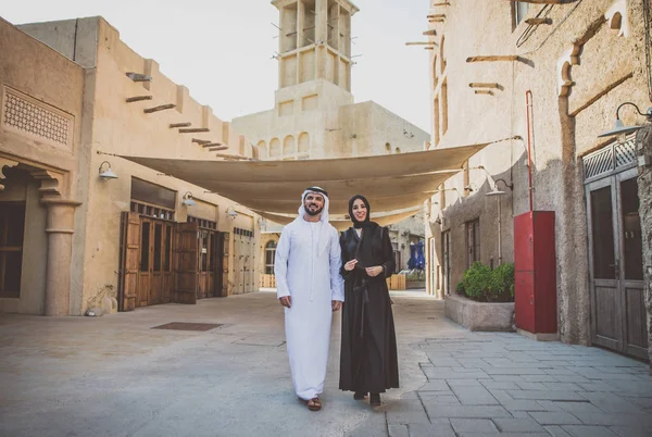 Pareja Feliz Pasando Tiempo Dubai Hombre Mujer Vistiendo Ropa Tradicional — Foto de Stock