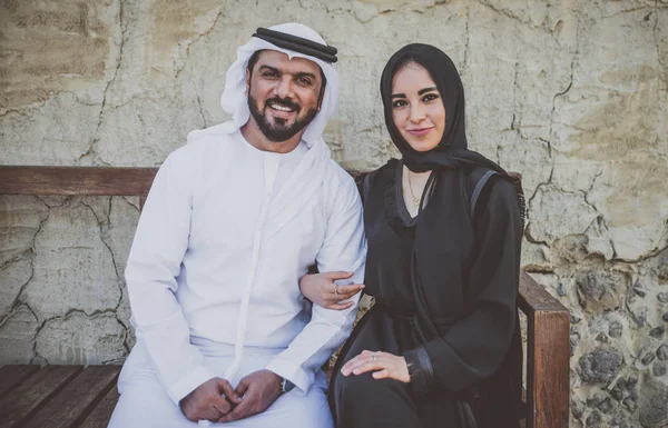 Casal Feliz Passar Tempo Dubai Homem Mulher Vestindo Roupas Tradicionais — Fotografia de Stock