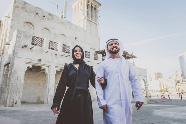 幸福的情侣在迪拜度过 在老城区 穿传统服装购物的男人和女人 — 图库照片