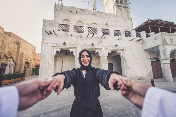 Щаслива Пара Проводити Час Дубаї Чоловік Жінка Носити Традиційний Одяг — стокове фото