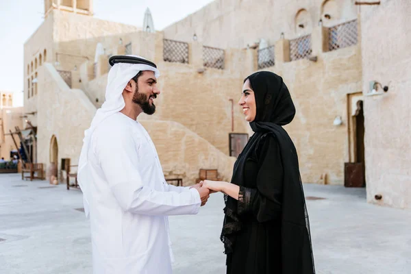 Casal Feliz Passar Tempo Dubai Homem Mulher Vestindo Roupas Tradicionais — Fotografia de Stock