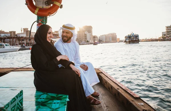 Casal Feliz Passar Tempo Dubai Homem Mulher Vestindo Roupas Tradicionais — Fotografia de Stock