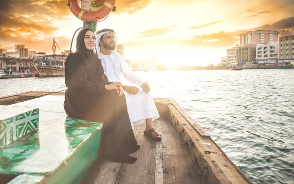 Casal Feliz Passar Tempo Dubai Homem Mulher Vestindo Roupas Tradicionais — Fotografia de Stock