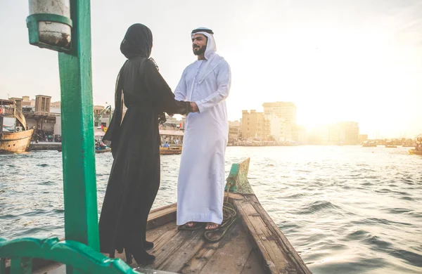 Casal Feliz Passar Tempo Dubai Homem Mulher Vestindo Roupas Tradicionais — Fotografia de Stock