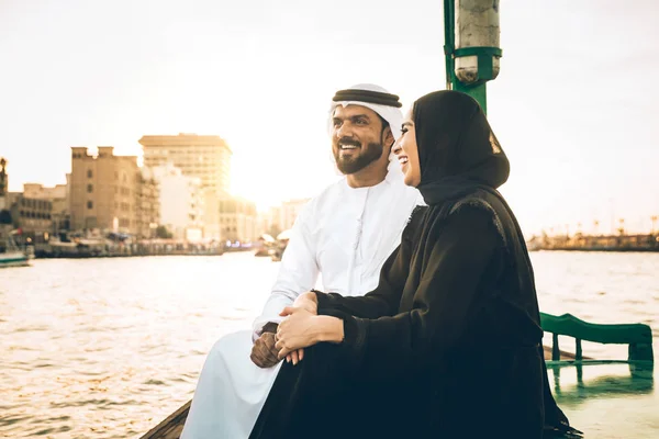 Счастливая Пара Проводит Время Дубае Мужчина Женщина Традиционной Одежде Отправляются — стоковое фото