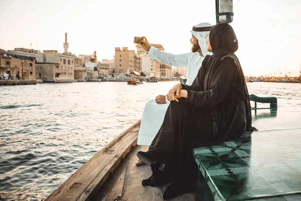 Casal Feliz Passar Tempo Dubai Homem Mulher Vestindo Roupas Tradicionais — Fotografia de Stock