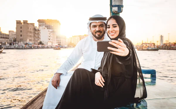 Pareja Feliz Pasando Tiempo Dubai Hombre Mujer Con Ropa Tradicional — Foto de Stock