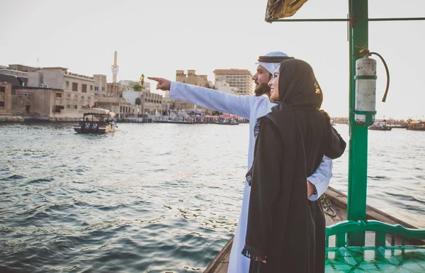 Pareja Feliz Pasando Tiempo Dubai Hombre Mujer Con Ropa Tradicional — Foto de Stock