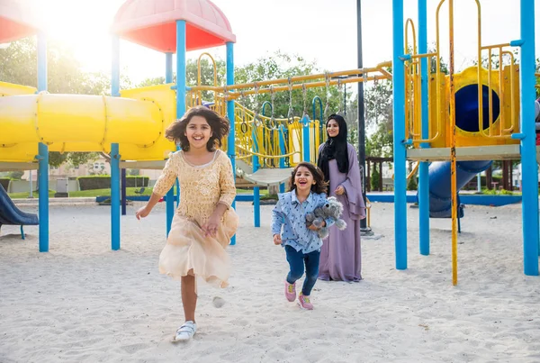 Mamá Hijas Pasando Tiempo Juntas Parque Dubai —  Fotos de Stock